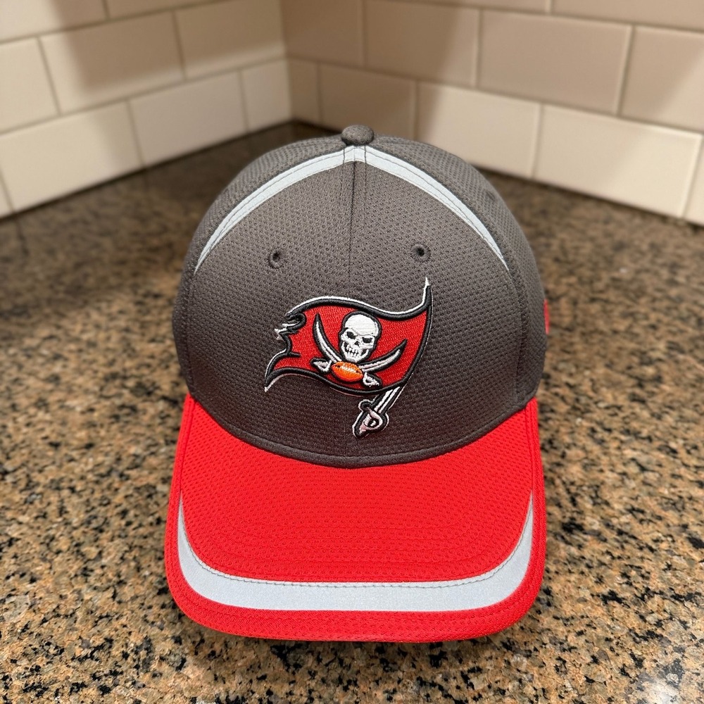 Tampa Bay Buccaneers Hat New Era 39Thirty Men's M-L Gray Red Reflective